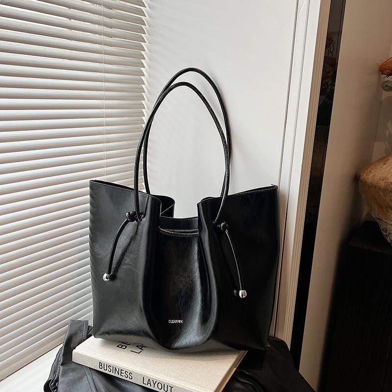 Простая сумка-тоут большой вместимости женская 2025 лето новая модная сумка через плечо для通勤, высококлассная женская сумка 40*12*30 чёрный
Простая сумка-тоут большой вместимости женская 2025 лето новая модная сумка через плечо для通勤, высококлассная женская сумка 40*12*30 чёрный