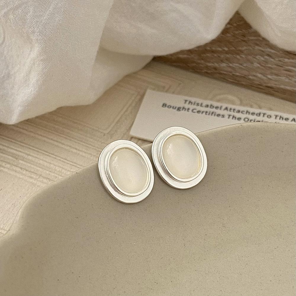 French Luxury Transparent Opal Oval Geometric Stud Earrings for Women Minimalist Metal Round Irregular Earrings Fashion Jewelry
French Luxury Transparent Opal Oval Geometric Stud Earrings for Women Minimalist Metal Round Irregular Earrings Fashion Jewelry