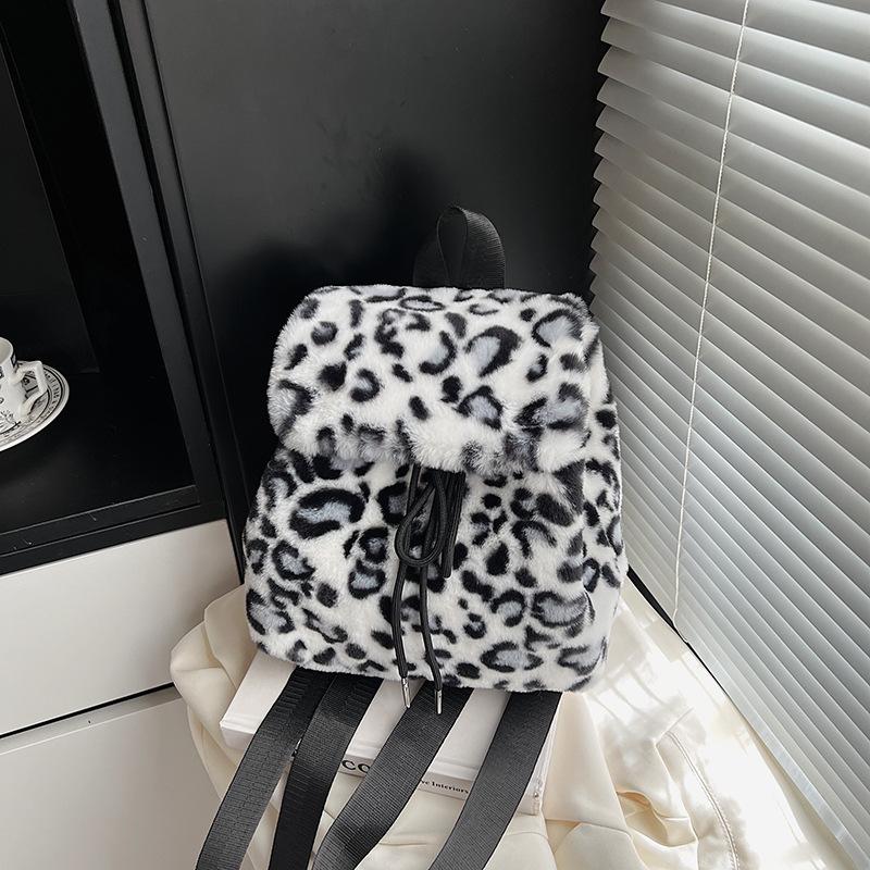 Autumn and winter versatile casual leopard print backpack women s niche new fashion furry backpack
Autumn and winter versatile casual leopard print backpack women s niche new fashion furry backpack