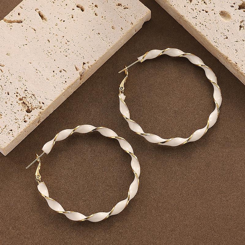 Fashion exaggerated atmosphere casual style geometric large circle round earrings light luxury elegant high sense fashionable earrings білий
Fashion exaggerated atmosphere casual style geometric large circle round earrings light luxury elegant high sense fashionable earrings білий