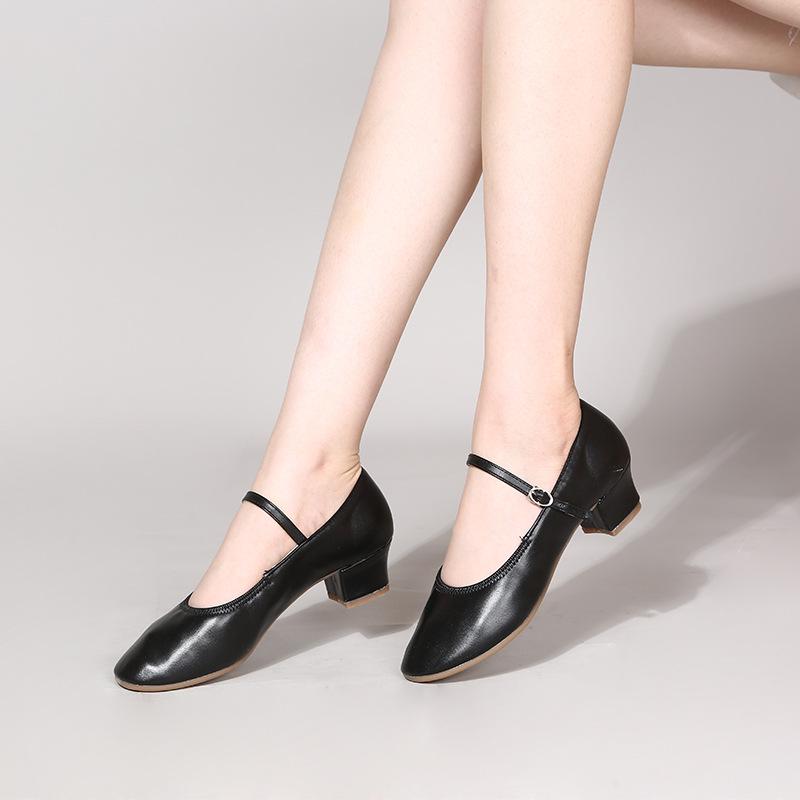 2025 new Latin dance square dance shoes soft-soled dance shoes women s modern dance shoes performance teacher shoes 34
2025 new Latin dance square dance shoes soft-soled dance shoes women s modern dance shoes performance teacher shoes 34