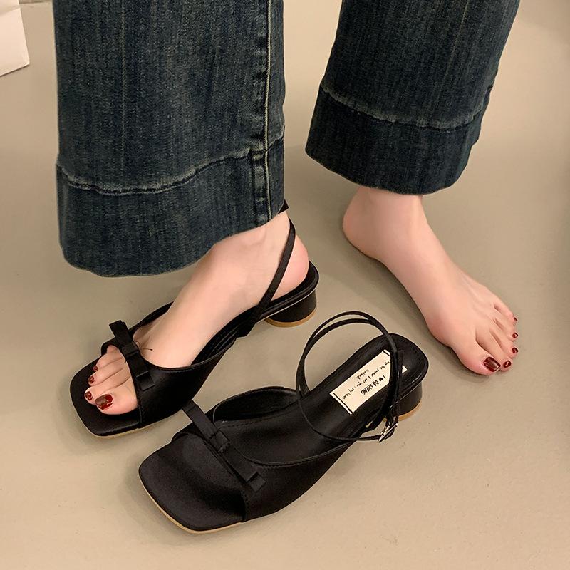 Французские босоножки на толстом каблуке серебристые с тонкими ремешками туфельки феи 2025 новый летний сезон с юбкой бант римские туфли 34 чёрный
Французские босоножки на толстом каблуке серебристые с тонкими ремешками туфельки феи 2025 новый летний сезон с юбкой бант римские туфли 34 чёрный