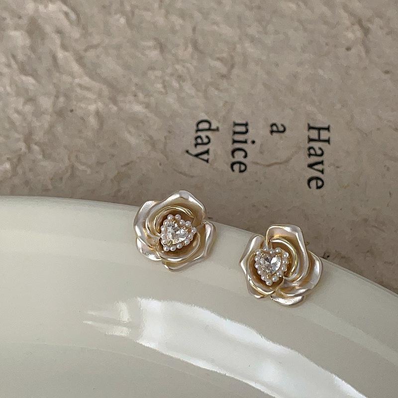 Серьги-гвоздики с жемчугом камелии, женские, легкие, роскошные, высокого класса, изысканные, индивидуальные, модные, трендовые, темпераментные, универсальные серьги
Серьги-гвоздики с жемчугом камелии, женские, легкие, роскошные, высокого класса, изысканные, индивидуальные, модные, трендовые, темпераментные, универсальные серьги