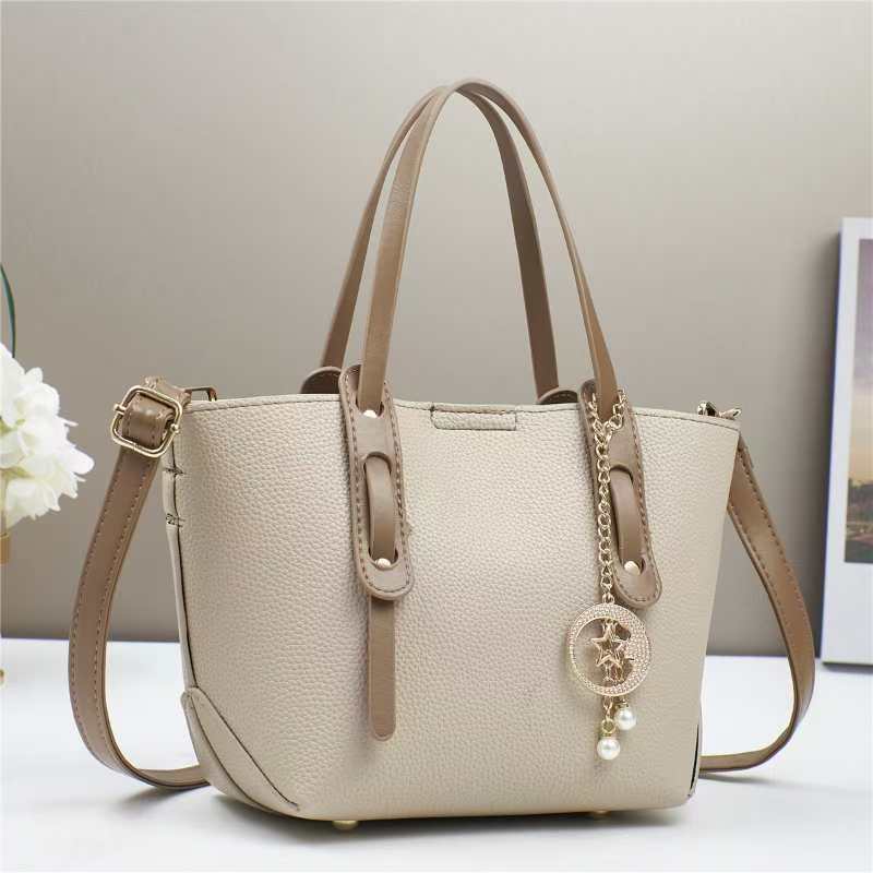 Soft Leather Luxury Handbags Women Bags Designer Shoulder Crossbody Sac Ladies Large Capacity Shopping Messenger Tote Bags 19x11x18cm
Soft Leather Luxury Handbags Women Bags Designer Shoulder Crossbody Sac Ladies Large Capacity Shopping Messenger Tote Bags 19x11x18cm