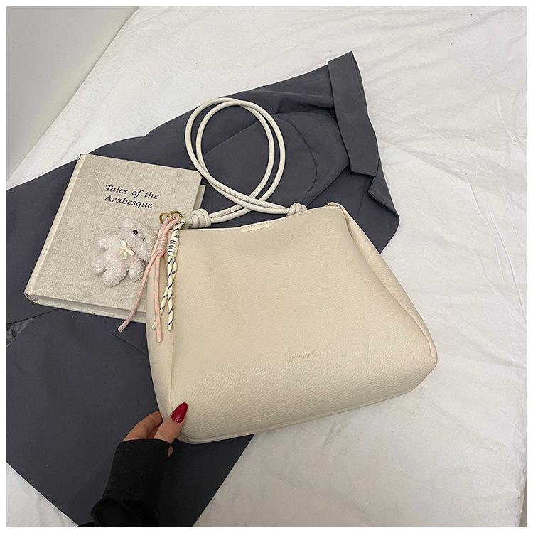 Commuter Korean version of large-capacity fashion child and mother bag, women s commuter texture shoulder bag, women s 2025 new bucket bag
Commuter Korean version of large-capacity fashion child and mother bag, women s commuter texture shoulder bag, women s 2025 new bucket bag