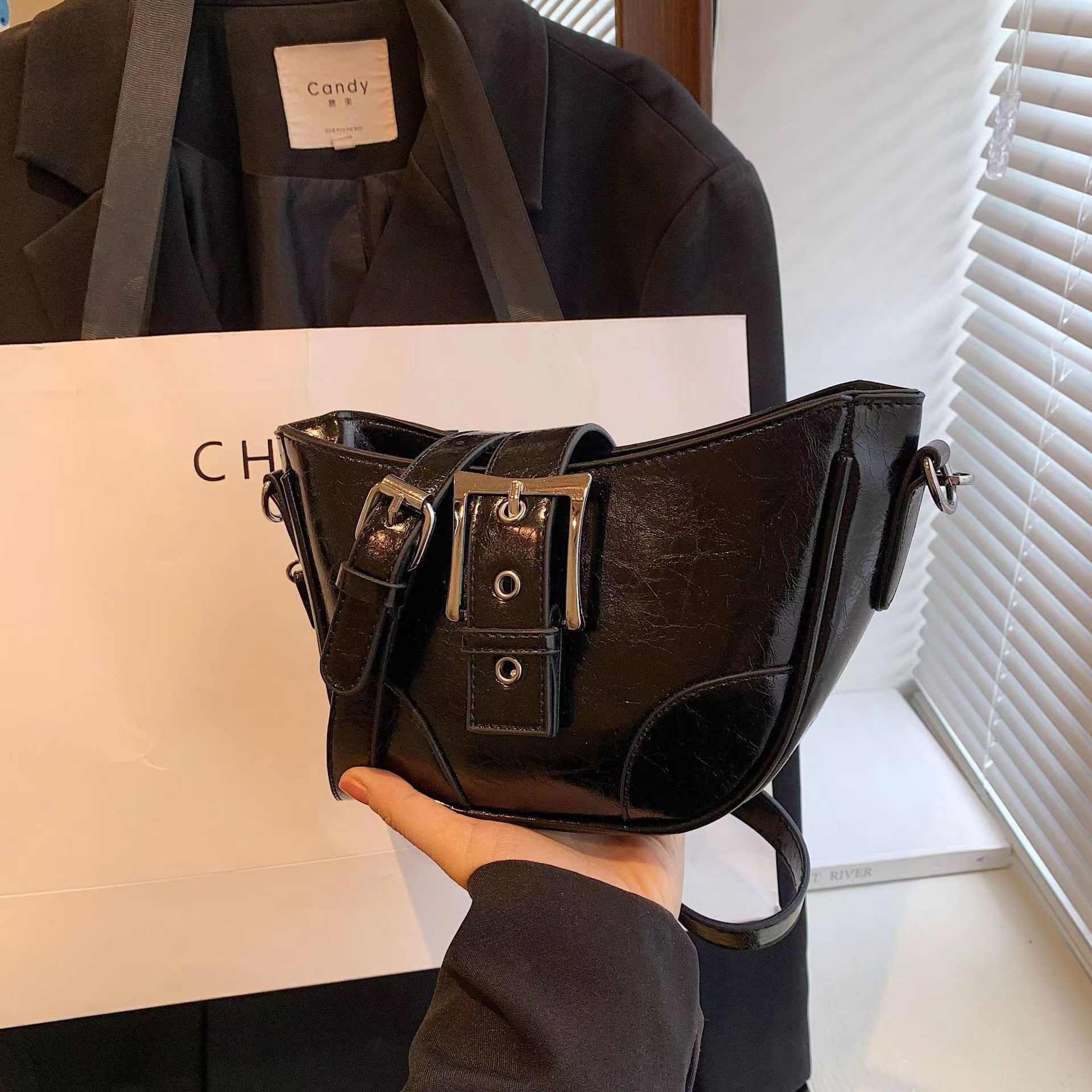 Niche Temperament одно плечо женщины Niche Design мода High-End текстура подмышечная сумка чёрный
Niche Temperament одно плечо женщины Niche Design мода High-End текстура подмышечная сумка чёрный