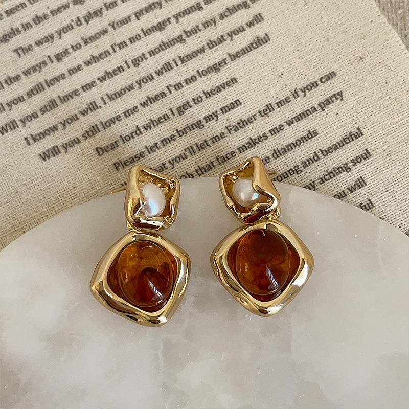 Винтажные серьги-пусеты из янтаря и смолы с жемчугом для женщин - Универсальный, модный аксессуар в стиле легкой роскоши
Винтажные серьги-пусеты из янтаря и смолы с жемчугом для женщин - Универсальный, модный аксессуар в стиле легкой роскоши