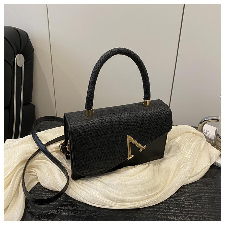 Нишевый дизайн портативная маленькая квадратная сумка женская 2025 весна новая модная литературная сумка на плечо в иностранном стиле универсальная сумка-мессенджер чёрный
Нишевый дизайн портативная маленькая квадратная сумка женская 2025 весна новая модная литературная сумка на плечо в иностранном стиле универсальная сумка-мессенджер чёрный