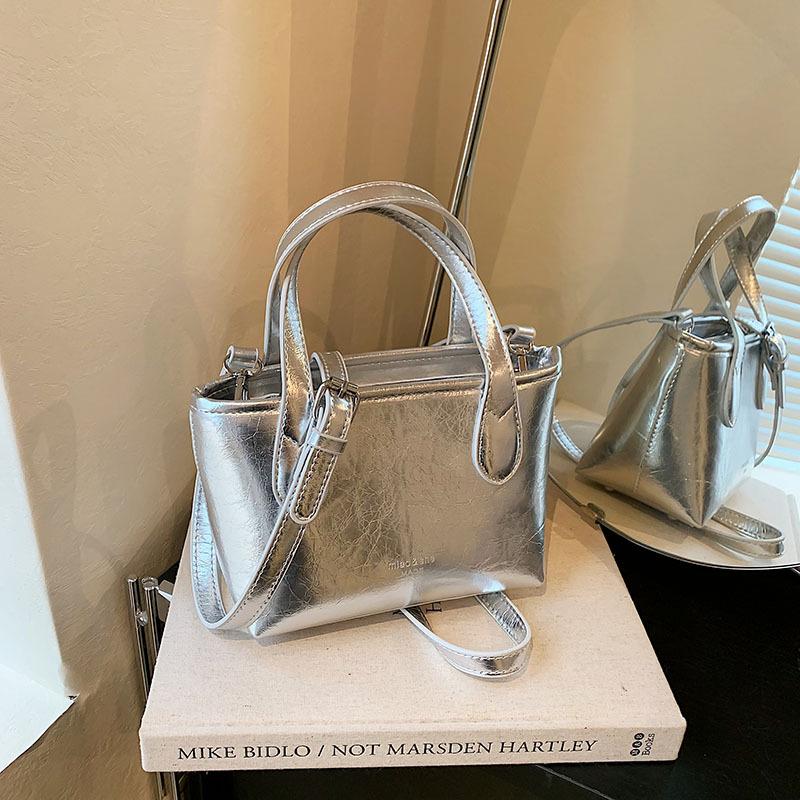 Жіноча сумка великої місткості 2024 літо нова текстурована сумка на плече сумка-відро модна персоналізована сумка через плече срібний
Жіноча сумка великої місткості 2024 літо нова текстурована сумка на плече сумка-відро модна персоналізована сумка через плече срібний