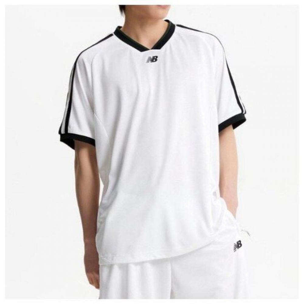 New Balance T shirT Nbsc baskeTball shorT Sleeve Jersey Semi overfiT Nbnef21573 090(S)
New Balance T shirT Nbsc baskeTball shorT Sleeve Jersey Semi overfiT Nbnef21573 090(S)