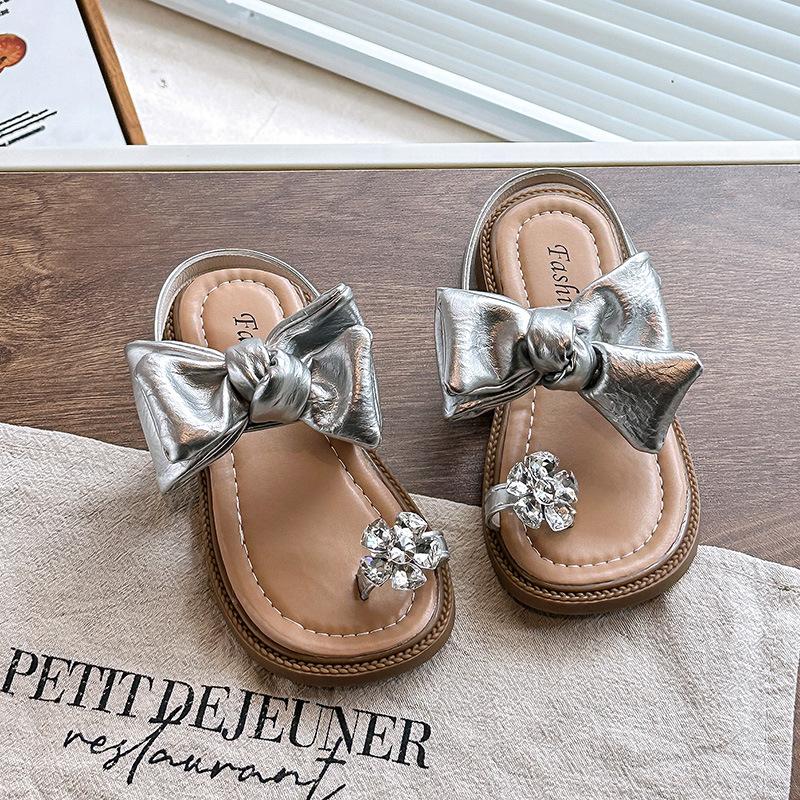Girls open-toe sandals2026Summer new style princess sandals with bows and rhinestone hearts for middle-aged and older girls 31-36Code one hand6Double срібний
Girls open-toe sandals2026Summer new style princess sandals with bows and rhinestone hearts for middle-aged and older girls 31-36Code one hand6Double срібний
