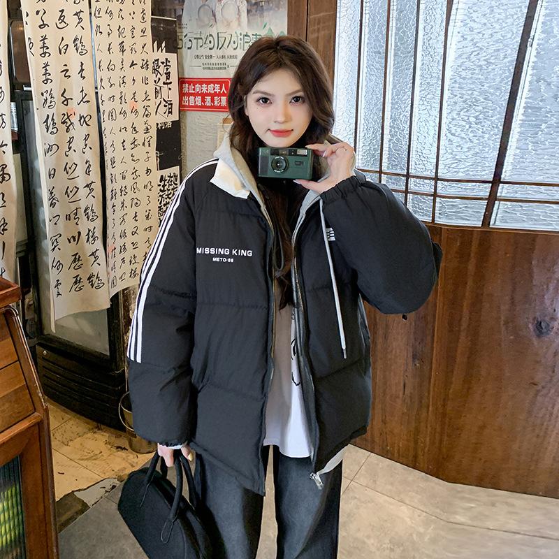 Черная трехполосная стеганая хлопковая куртка женская 2025 зима новая свободная короткая хлопковая куртка студенческая утолщенная куртка XXL чёрный
Черная трехполосная стеганая хлопковая куртка женская 2025 зима новая свободная короткая хлопковая куртка студенческая утолщенная куртка XXL чёрный