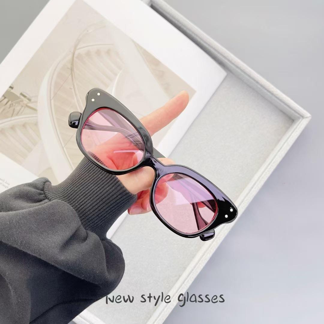Square Shape Men s Sunglasses Rivets Decoration UV Protection Outdoor Sun Eyeglasses Holiday Travelling Women Sun Glass
Square Shape Men s Sunglasses Rivets Decoration UV Protection Outdoor Sun Eyeglasses Holiday Travelling Women Sun Glass
