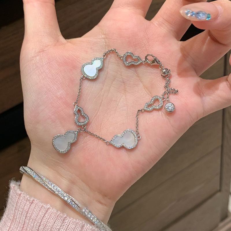 Браслет-подвеска в виде тыквы с цирконом и фритиллярией, новый китайский стиль, универсальный браслет, нишевый темперамент, высококачественная бижутерия
Браслет-подвеска в виде тыквы с цирконом и фритиллярией, новый китайский стиль, универсальный браслет, нишевый темперамент, высококачественная бижутерия