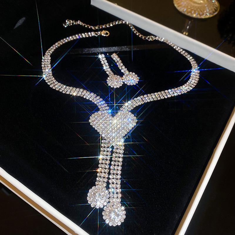 Геометрический набор ожерелья и серег с цирконом и бриллиантами - Элегантные украшения в стиле легкой роскоши
Геометрический набор ожерелья и серег с цирконом и бриллиантами - Элегантные украшения в стиле легкой роскоши