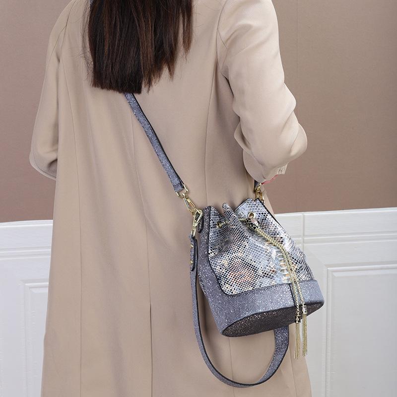 Роскошная сумка через плечо со змеиным узором 2024 года для современных мам — модная, легкая и элегантная
Роскошная сумка через плечо со змеиным узором 2024 года для современных мам — модная, легкая и элегантная