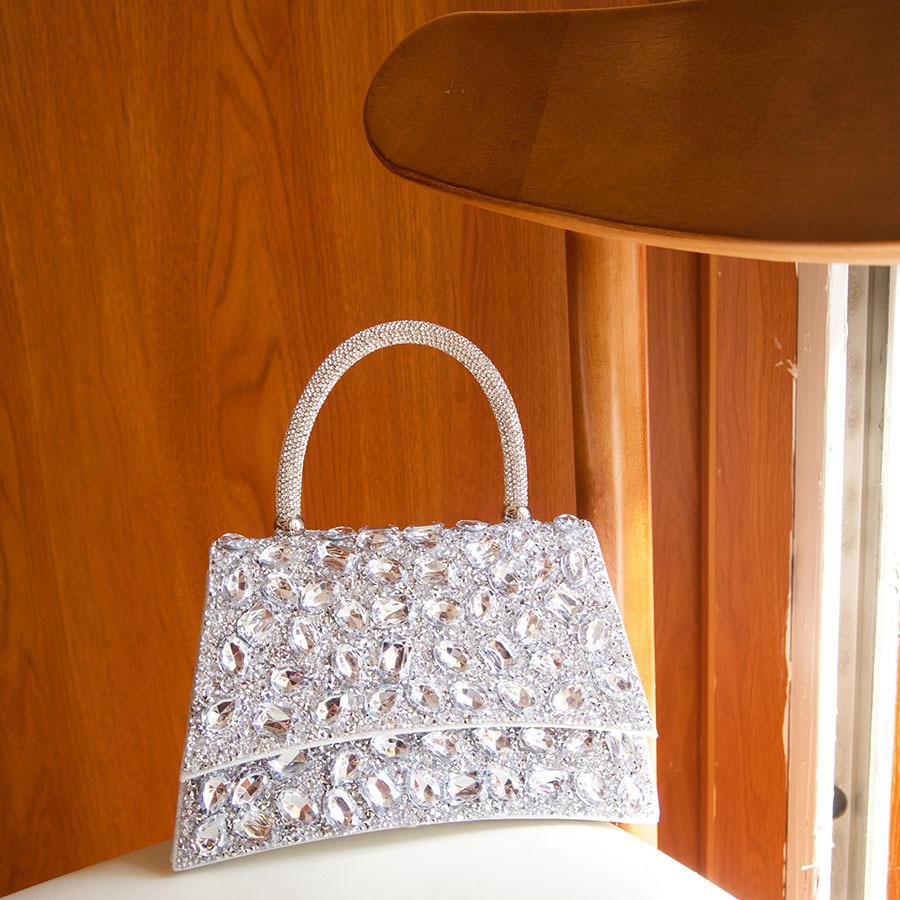 Full diamond light luxury portable dinner bag shining rhinestone exquisite design wedding bag versatile eye-catching handbag
Full diamond light luxury portable dinner bag shining rhinestone exquisite design wedding bag versatile eye-catching handbag