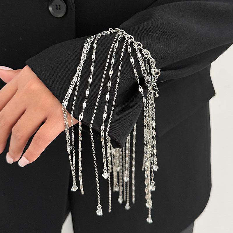 Creative Palace Style Long Tassel Bracelet With Feminine Temperament Geometric Exaggeration Chain Decoration Hand Jewelry
Creative Palace Style Long Tassel Bracelet With Feminine Temperament Geometric Exaggeration Chain Decoration Hand Jewelry
