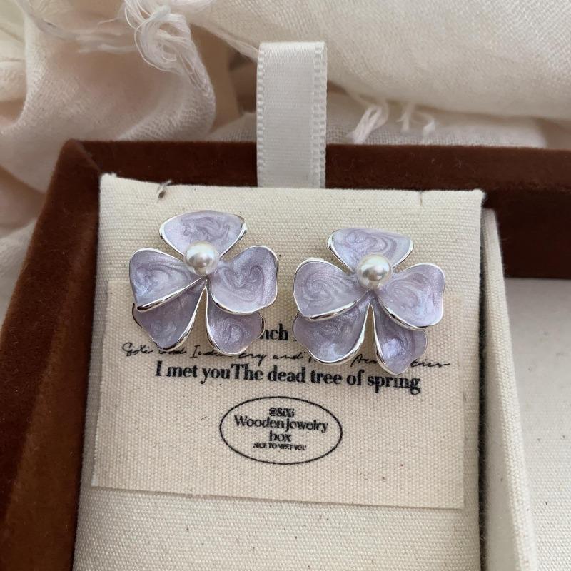 Sweet Forest Flower Petal Stud Earrings High-End Dripping Oil Pearl Earrings Fashion Romantic Light Luxury Retro Earrings Women
Sweet Forest Flower Petal Stud Earrings High-End Dripping Oil Pearl Earrings Fashion Romantic Light Luxury Retro Earrings Women