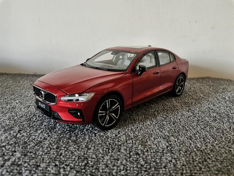 Офіційний Volvo 1:Автомоделі зі сплаву масштабу 1:18 - XC60, XC90, S60L, Литі під тиском з заводською металізованою фарбою, Колекційна модель для демонстрації
Офіційний Volvo 1:Автомоделі зі сплаву масштабу 1:18 - XC60, XC90, S60L, Литі під тиском з заводською металізованою фарбою, Колекційна модель для демонстрації