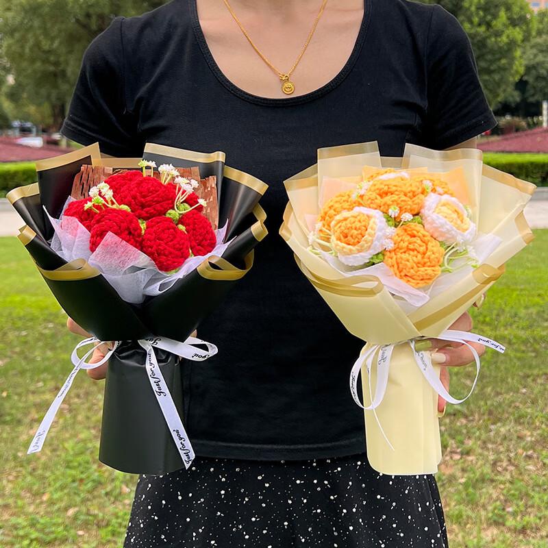 Hand-Knitted Rose Bouquet Ornament
Hand-Knitted Rose Bouquet Ornament