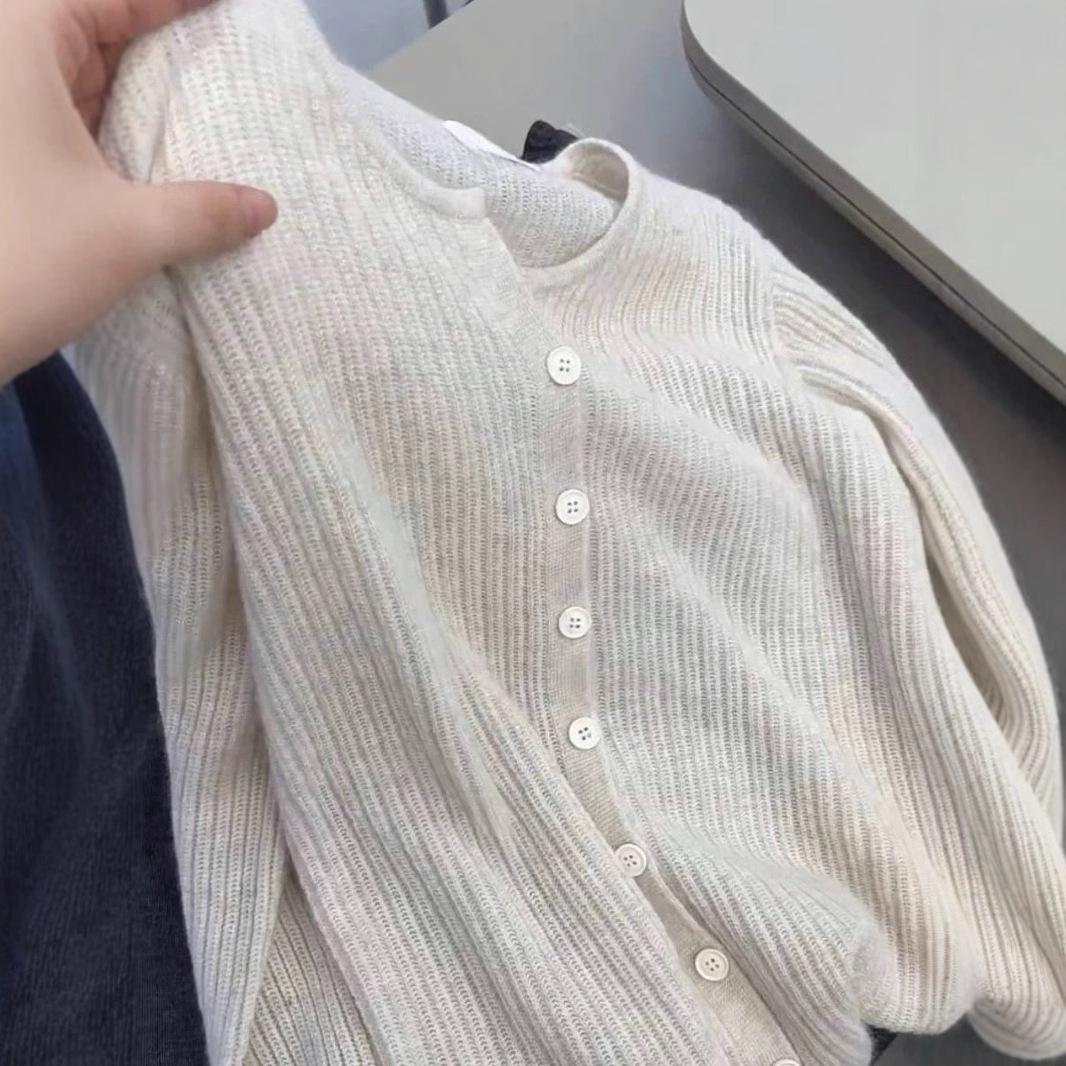European V-Neck Wool Long-Sleeve Cardigan Sweater for Women - 2025 Spring/Autumn Fashion Trend Medium
European V-Neck Wool Long-Sleeve Cardigan Sweater for Women - 2025 Spring/Autumn Fashion Trend Medium