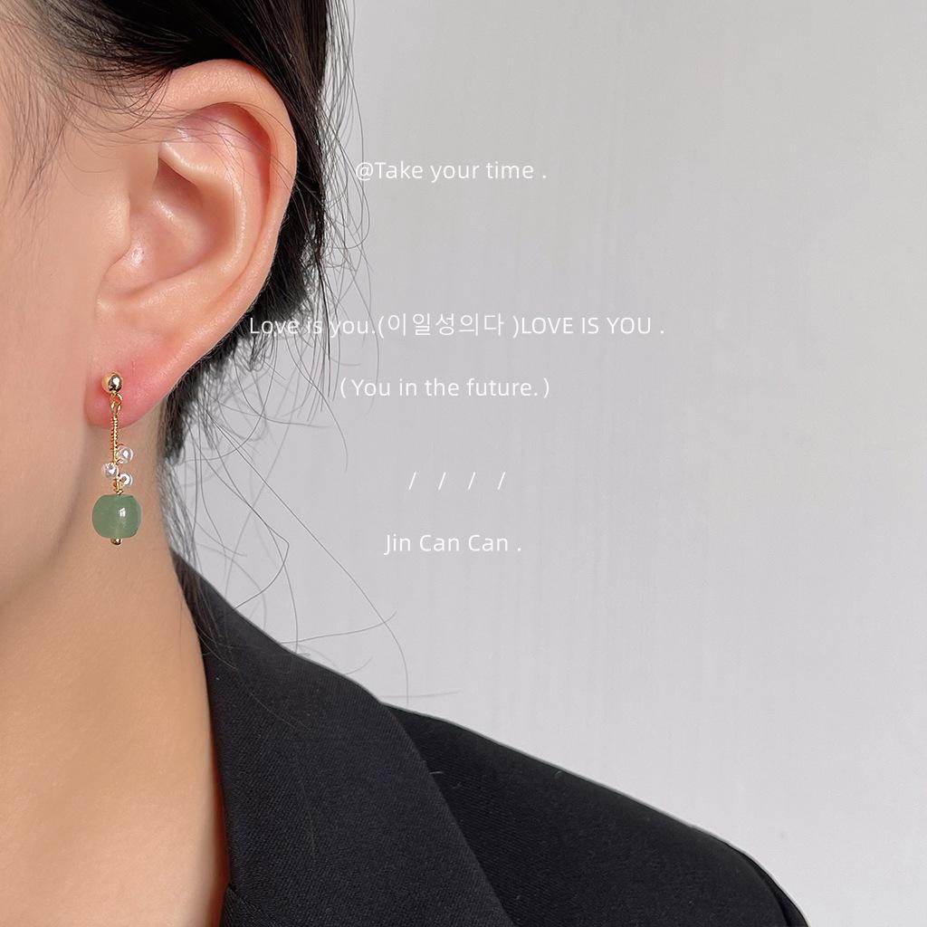 New Chinese hand-made natural green jade pearl earrings, national style, gentle and light luxury, winding design, ancient style temperament earrings
New Chinese hand-made natural green jade pearl earrings, national style, gentle and light luxury, winding design, ancient style temperament earrings