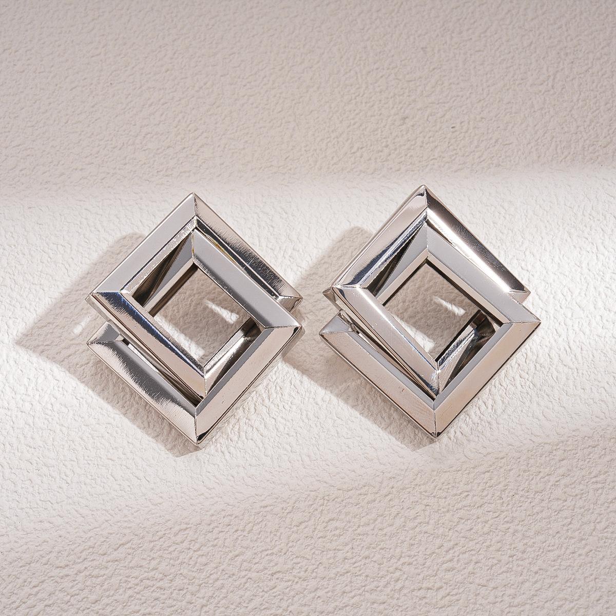 Metal Smooth Geometric Rhombus Cross Silver Needle Earrings Cold Wind Personality Earrings
Metal Smooth Geometric Rhombus Cross Silver Needle Earrings Cold Wind Personality Earrings