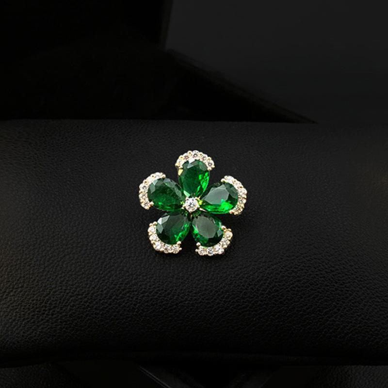 Новая булавка для воротника, пряжка против света, ретро изумрудная трехмерная брошь-цветок, женская модная темпераментная корсажная брошь для жакета-ципао
Новая булавка для воротника, пряжка против света, ретро изумрудная трехмерная брошь-цветок, женская модная темпераментная корсажная брошь для жакета-ципао