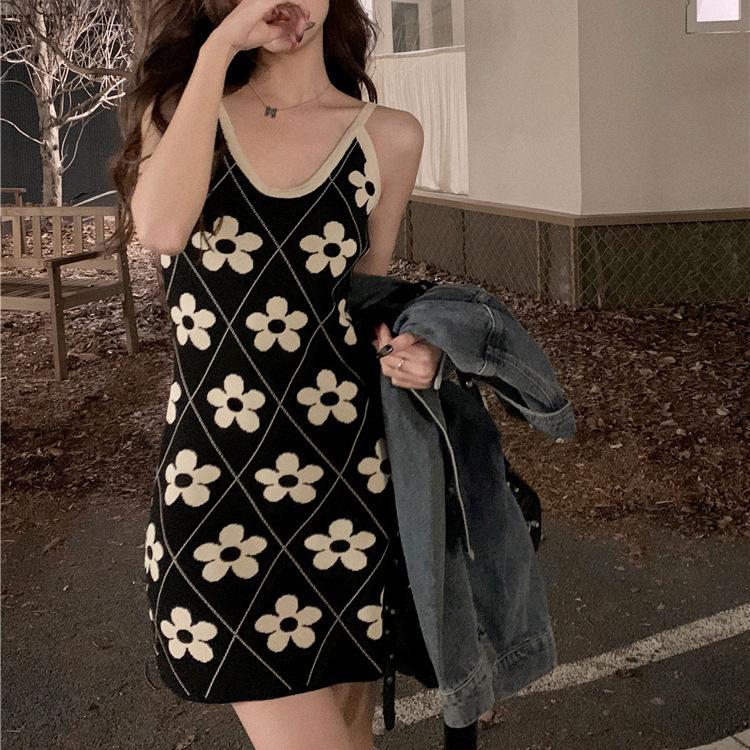Floral Jacquard Spaghetti Strap V-Neck Dress with Open Back and Waist-Cinched A-line Short Skirt One Size чёрный
Floral Jacquard Spaghetti Strap V-Neck Dress with Open Back and Waist-Cinched A-line Short Skirt One Size чёрный