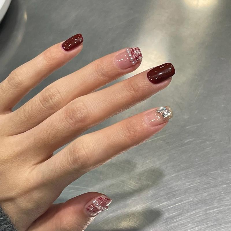 Xiaohongshu Wine Red Plaid Pearl Short False Nails with Whitening Finish Gold-Plated Glue Set
Xiaohongshu Wine Red Plaid Pearl Short False Nails with Whitening Finish Gold-Plated Glue Set