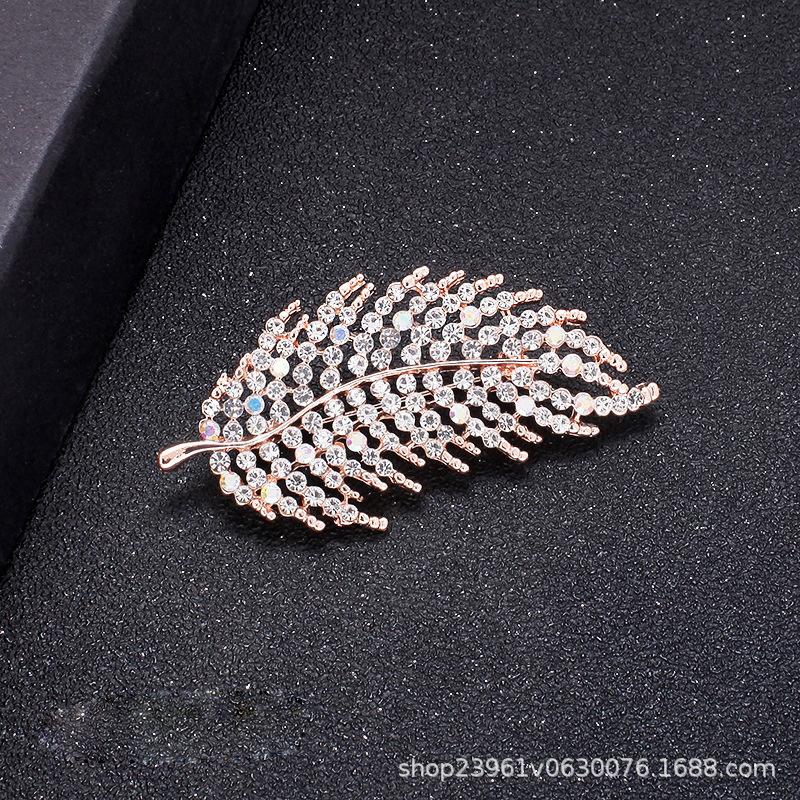Leaf Feather Rhinestone Brooch Women s High-end Temperament Brooch Fixed Sweater Pin Pearl Jewelry Accessories
Leaf Feather Rhinestone Brooch Women s High-end Temperament Brooch Fixed Sweater Pin Pearl Jewelry Accessories