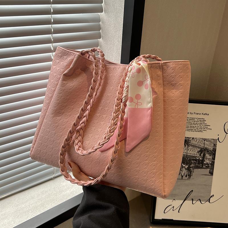 Высококачественная сумка большой вместимости в иностранном стиле, новая женская сумка 2024 года, осенне-зимняя популярная сумка-тоут, модная сумка через плечо для поездок на работу No specification розовый
Высококачественная сумка большой вместимости в иностранном стиле, новая женская сумка 2024 года, осенне-зимняя популярная сумка-тоут, модная сумка через плечо для поездок на работу No specification розовый