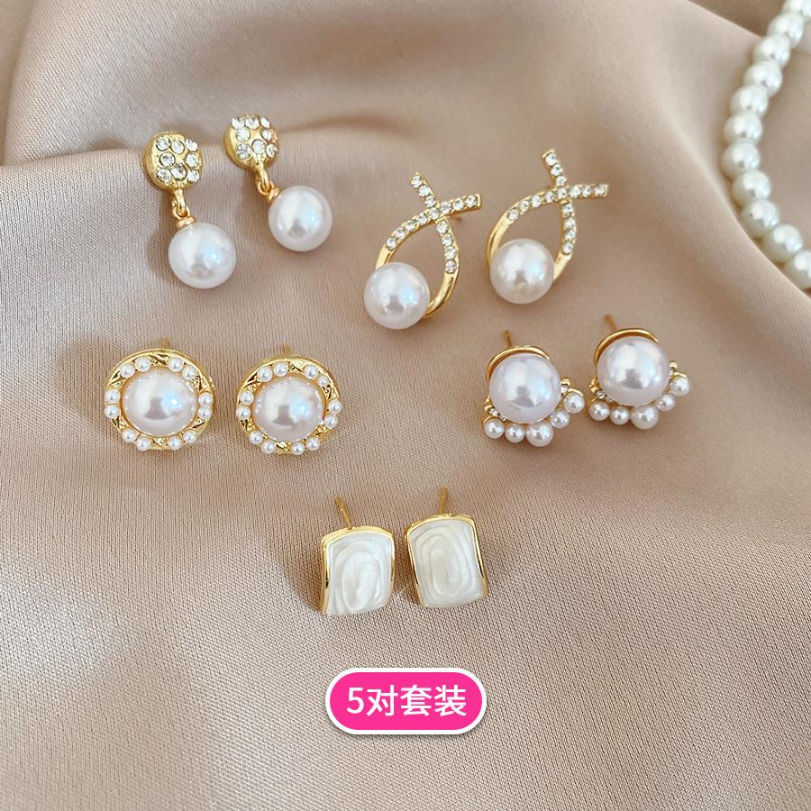 Diamond Geometric Pearl Stud Earrings Casual Simple Elegant Versatile Earrings Light Luxury Earrings Women
Diamond Geometric Pearl Stud Earrings Casual Simple Elegant Versatile Earrings Light Luxury Earrings Women