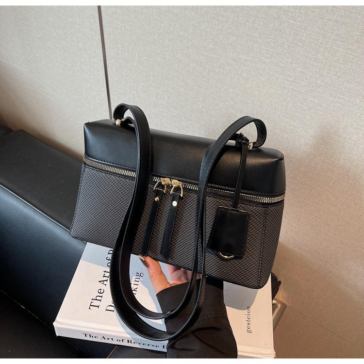 Luxurious Women s Crossbody Square Bag - High-End Fashion, Large Capacity, Ideal for Commute
Luxurious Women s Crossbody Square Bag - High-End Fashion, Large Capacity, Ideal for Commute