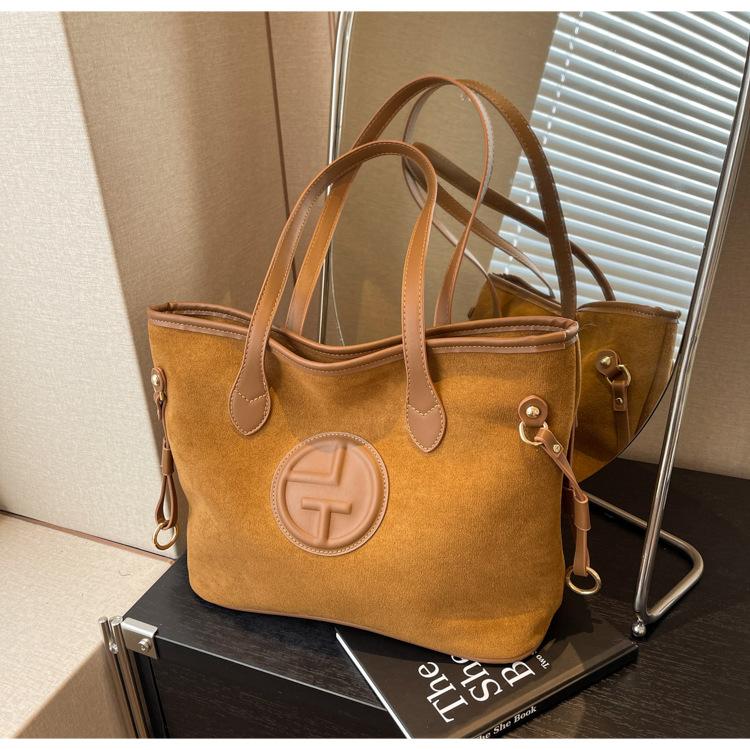 Frosted retro bag women s 2024 new model, popular this year, large-capacity tote bag, casual shoulder commuter bag хакі
Frosted retro bag women s 2024 new model, popular this year, large-capacity tote bag, casual shoulder commuter bag хакі