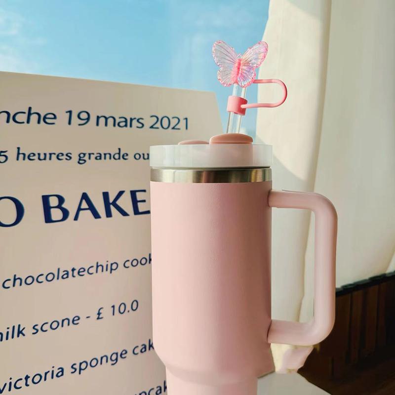 Милые Лазерные Насадки-Бабочки на Трубочку Для Стакана Stanley 30&40OZ с Ручкой Многоразовые 10мм Большого Диаметра Защитная Крышка для Трубочки Пылезащитная Пробка
Милые Лазерные Насадки-Бабочки на Трубочку Для Стакана Stanley 30&40OZ с Ручкой Многоразовые 10мм Большого Диаметра Защитная Крышка для Трубочки Пылезащитная Пробка