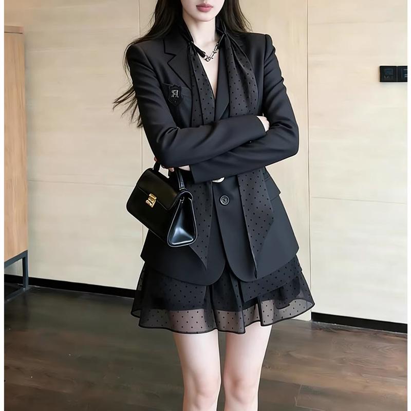 Hepburn-Style Black Mesh Two-Piece Suit for Trendy Young Women S
Hepburn-Style Black Mesh Two-Piece Suit for Trendy Young Women S