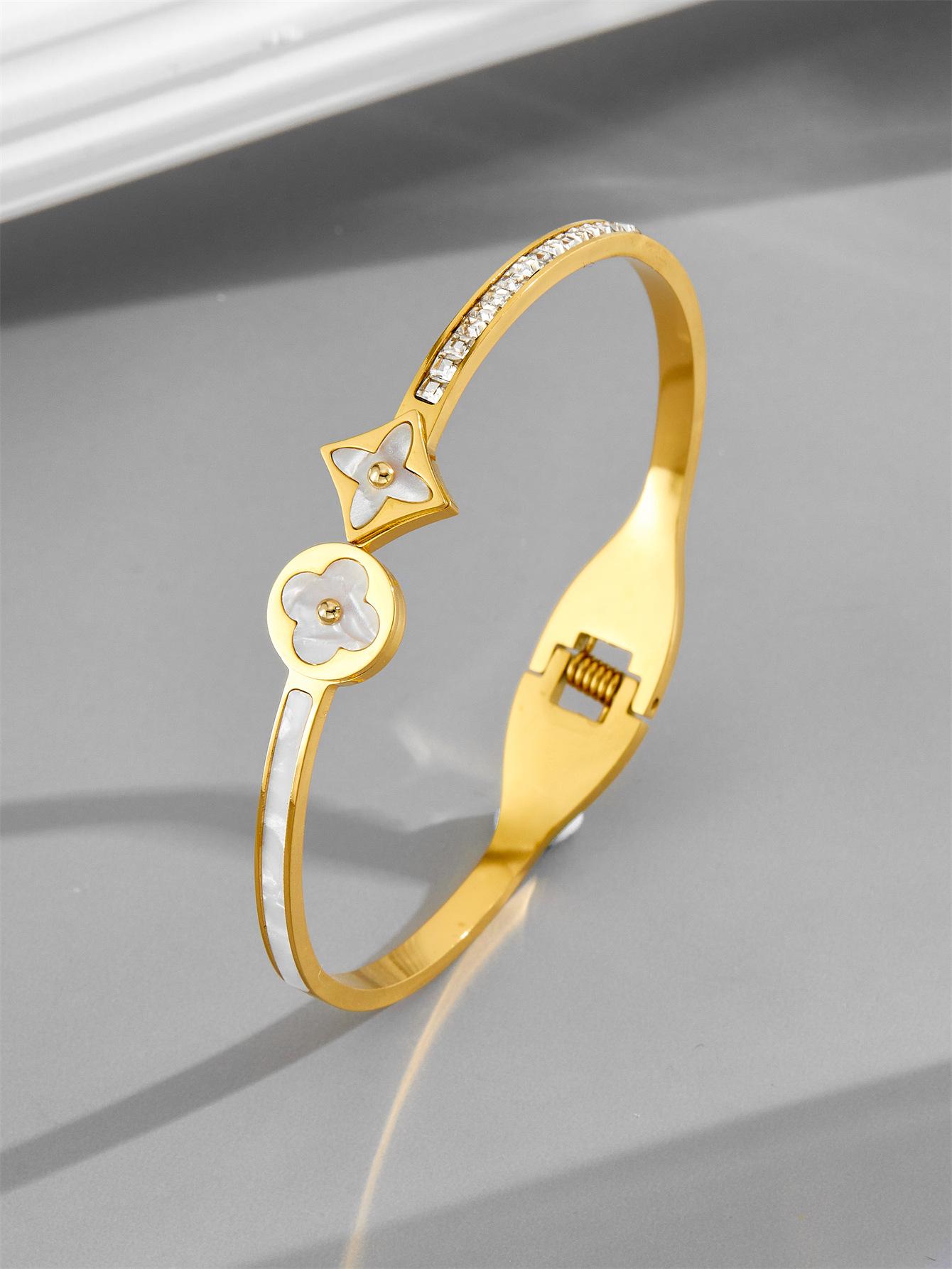 Fashionable Clover Fritillaria Plated in 18K Gold Light Luxury Ins Minimally Designed Titanium Steel Women s Bracelet
Fashionable Clover Fritillaria Plated in 18K Gold Light Luxury Ins Minimally Designed Titanium Steel Women s Bracelet
