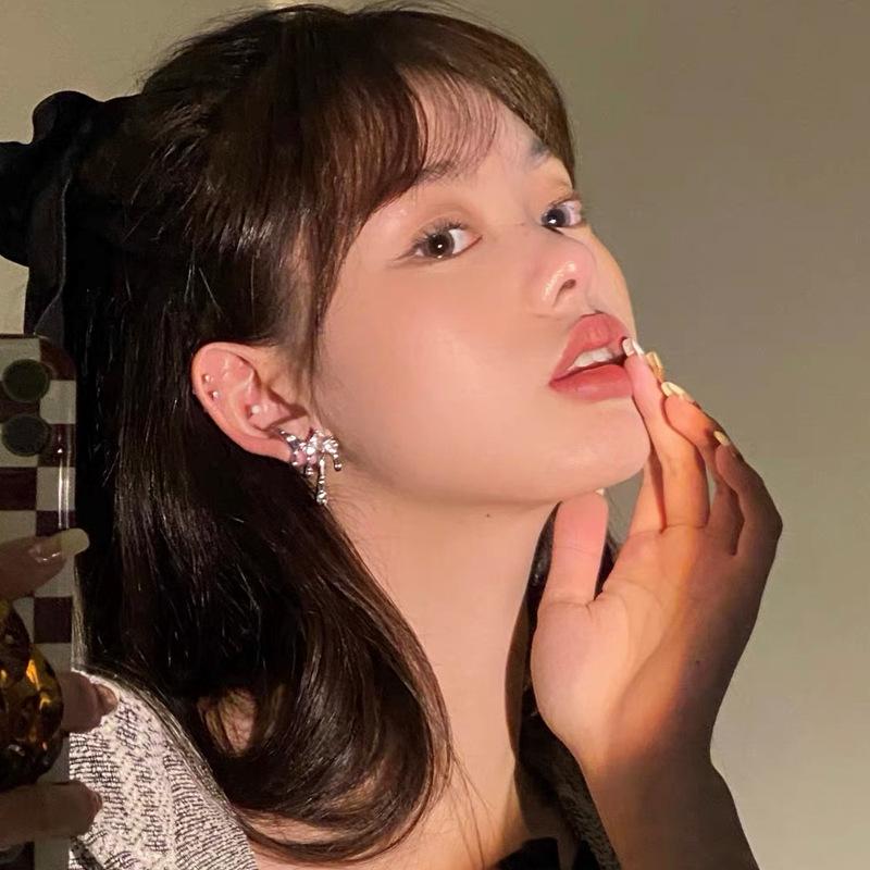 Fluid design cold style fashion personality earrings women s trendy temperament earrings
Fluid design cold style fashion personality earrings women s trendy temperament earrings