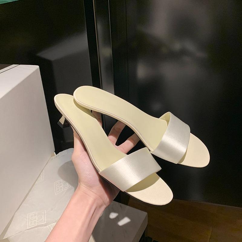 Летние шлепанцы на низком каблуке для женщин, элегантные уличные туфли с открытым носком, женские шлепанцы в уличном стиле 35 бежевый
Летние шлепанцы на низком каблуке для женщин, элегантные уличные туфли с открытым носком, женские шлепанцы в уличном стиле 35 бежевый