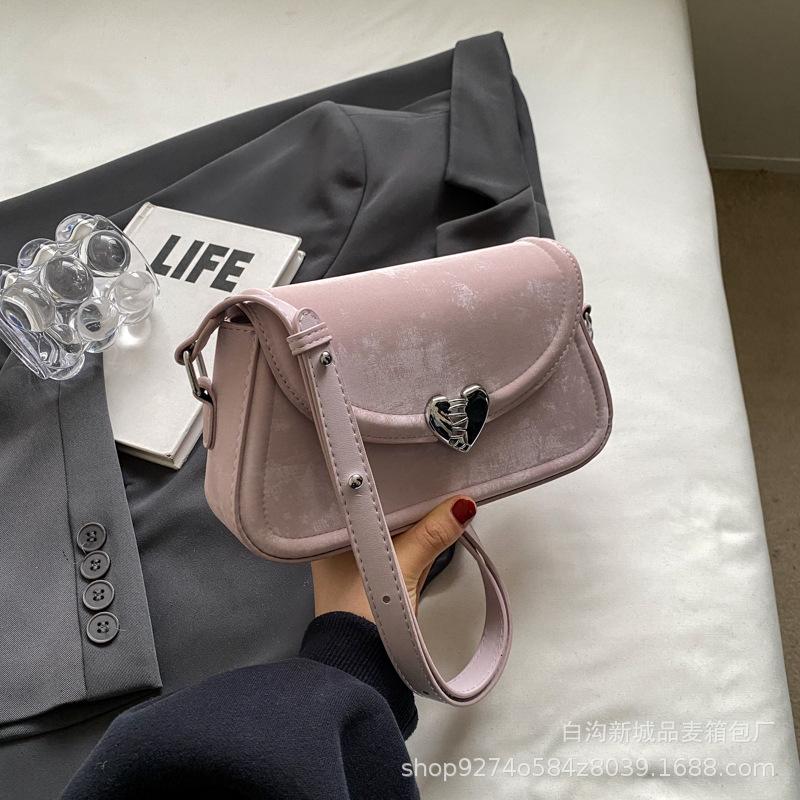 Small fresh fashion pink small bag women s bag 2025 new temperament shoulder bag Internet celebrity simple and explosive crossbody bag фиолетовый
Small fresh fashion pink small bag women s bag 2025 new temperament shoulder bag Internet celebrity simple and explosive crossbody bag фиолетовый