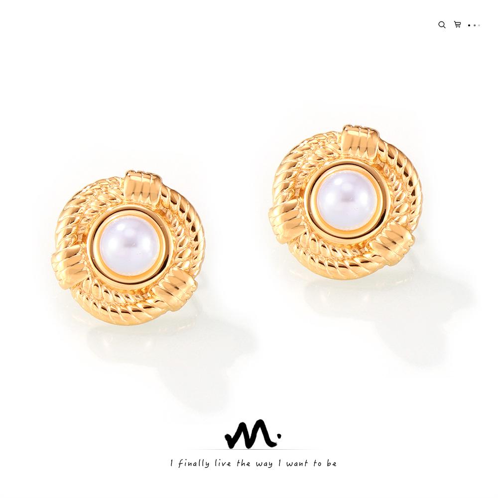 British Style Geometric Twist Earrings: Shell-Inlaid Gold-Plated Studs in Titanium Steel
British Style Geometric Twist Earrings: Shell-Inlaid Gold-Plated Studs in Titanium Steel
