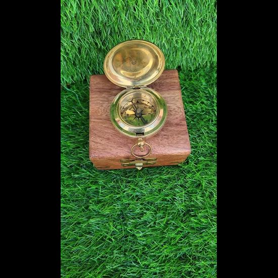 Компас ручной работы с кнопками и деревянным футляром
Компас ручной работы с кнопками и деревянным футляром