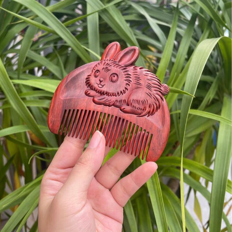 Natural Red Sandalwood Carved Massage Comb
Natural Red Sandalwood Carved Massage Comb