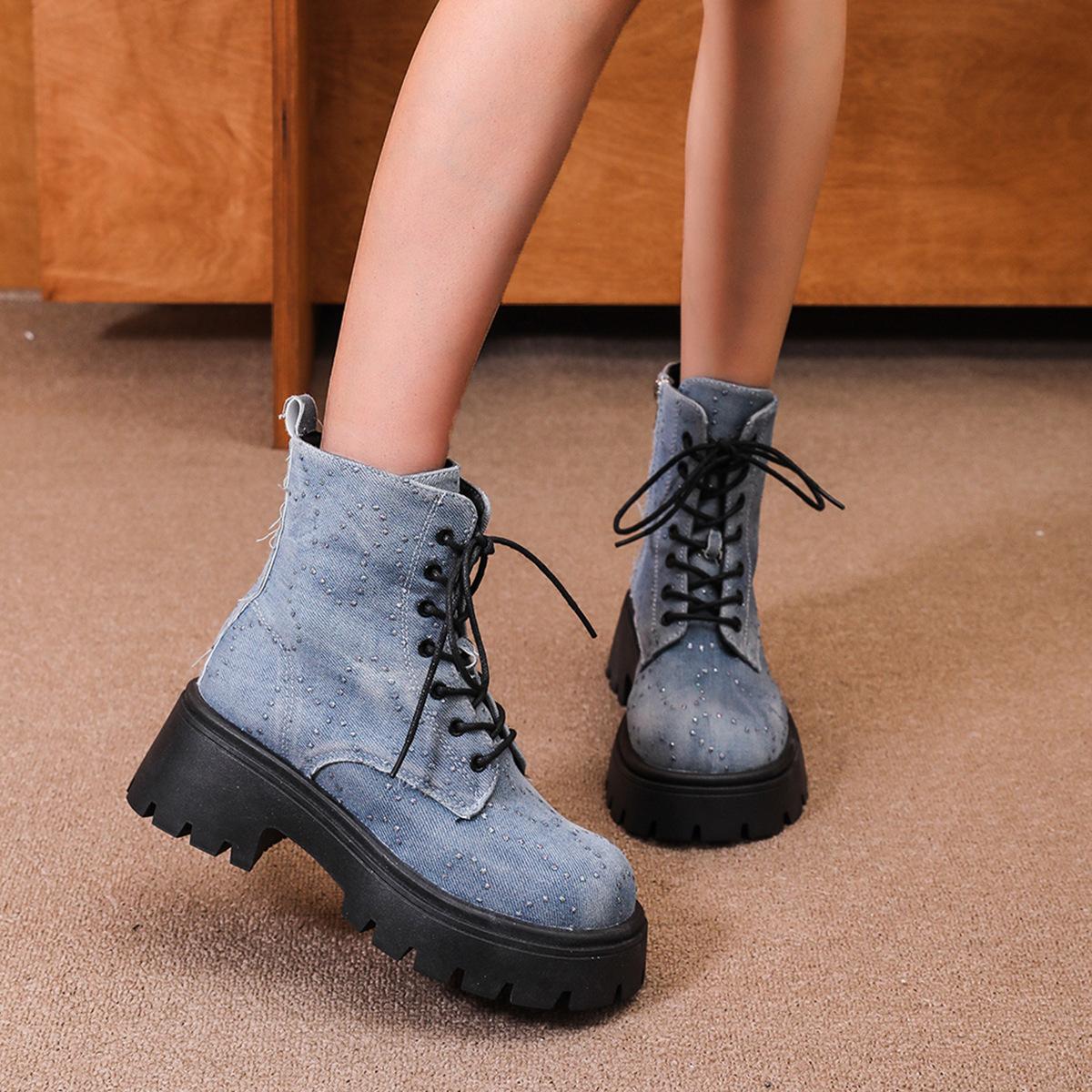 Модні джинсові ботильйони на платформі Жіночі короткі черевики на кришталевих підборах Жіночі товсті ботфорти Нековзкі мотоциклетні черевики Жіночі 38 світло-синій колір
Модні джинсові ботильйони на платформі Жіночі короткі черевики на кришталевих підборах Жіночі товсті ботфорти Нековзкі мотоциклетні черевики Жіночі 38 світло-синій колір