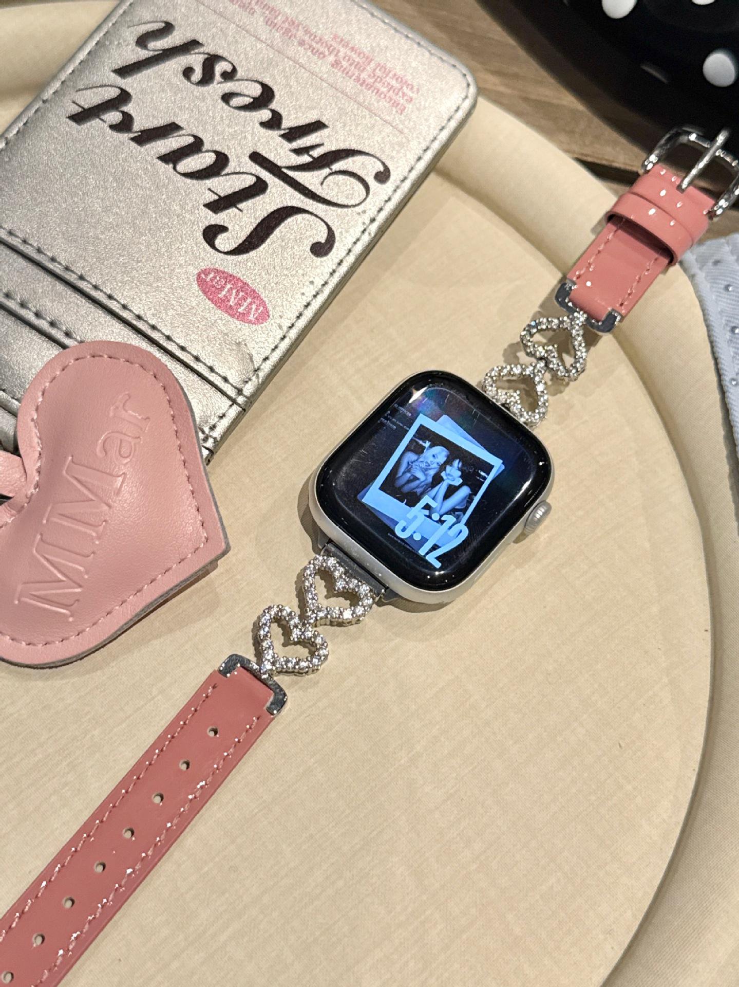 Sweetheart Rhinestone Zirconia Leather Strap for Apple Watch 11/10/9/8 Ultra SE 46mm (Gen 10/11) рожевий
Sweetheart Rhinestone Zirconia Leather Strap for Apple Watch 11/10/9/8 Ultra SE 46mm (Gen 10/11) рожевий