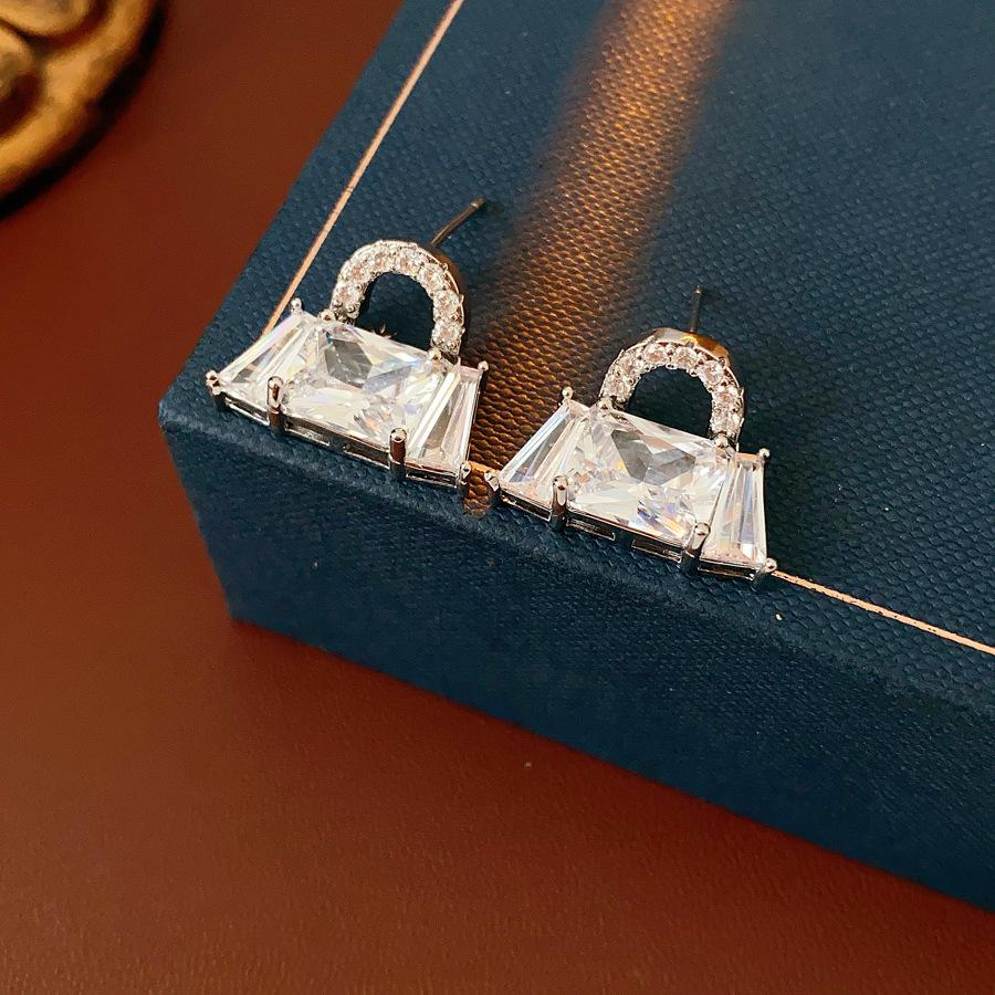 Korean Version Fashionable Simple Silver Needle Zircon Bag Retro Personality Light Luxury High-end Earrings for Women
Korean Version Fashionable Simple Silver Needle Zircon Bag Retro Personality Light Luxury High-end Earrings for Women