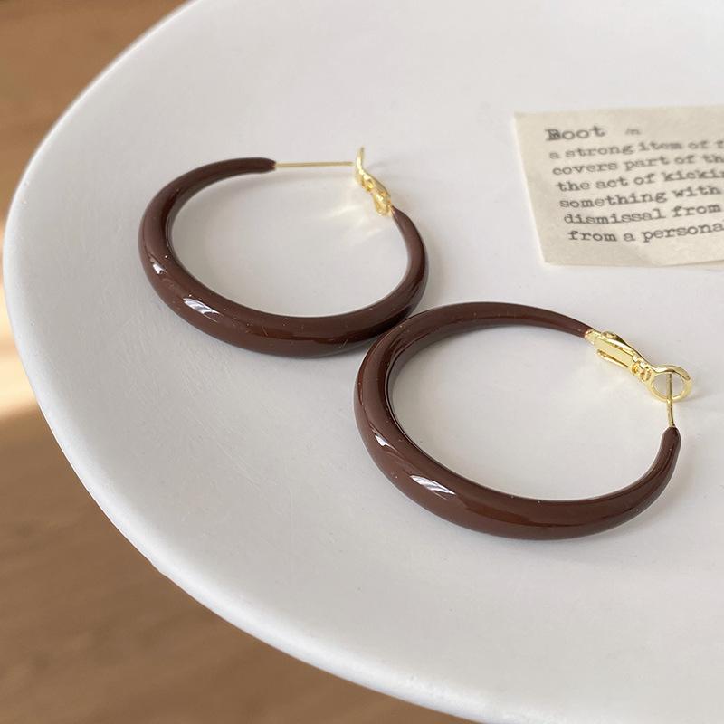 Retro burgundy oil drop vegan ring, light luxury foreign gas earrings, women s high-end ear clips, no holes, exquisite earrings, explosive earrings.
Retro burgundy oil drop vegan ring, light luxury foreign gas earrings, women s high-end ear clips, no holes, exquisite earrings, explosive earrings.
