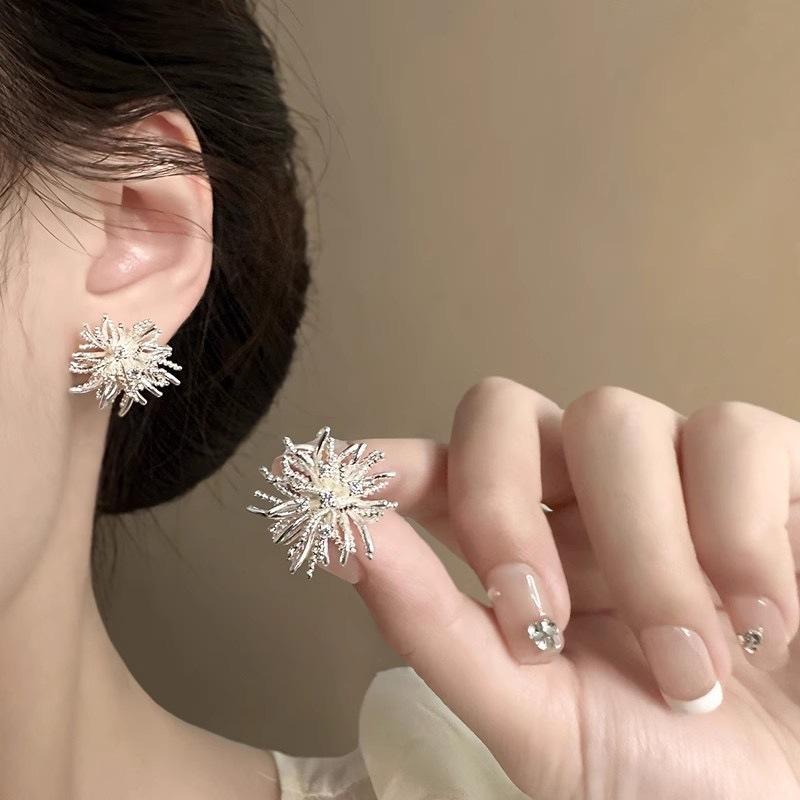 Zircon metal fireworks earrings women s retro senior sense autumn and winter temperament stud earrings niche unique light luxury versatile earrings
Zircon metal fireworks earrings women s retro senior sense autumn and winter temperament stud earrings niche unique light luxury versatile earrings